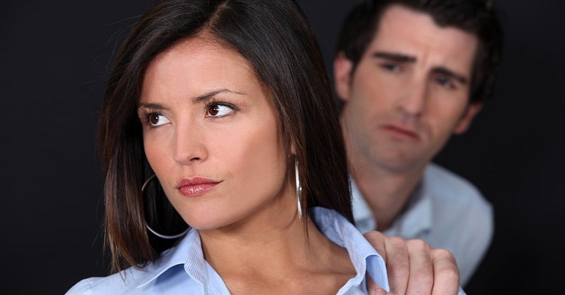 woman giving man cold shoulder