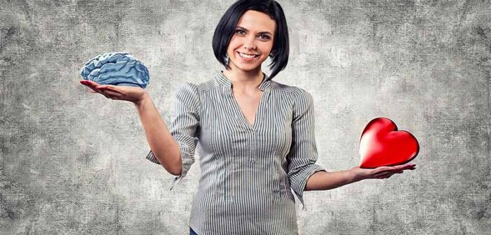 woman holding brain and heart to show thinking versus feeling personality types