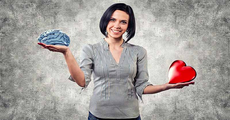 woman holding brain and heart to show thinking versus feeling personality types