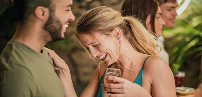 Here's How To Keep Dating App Convos Flirty While Social Distancing