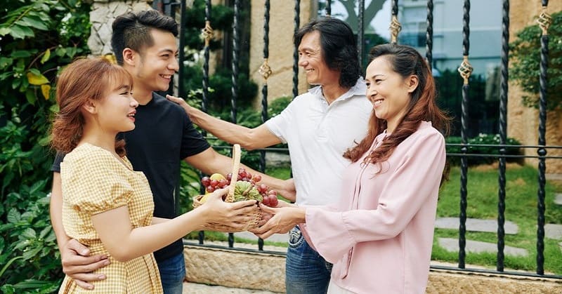 girl meeting her boyfriend's parents for the first time