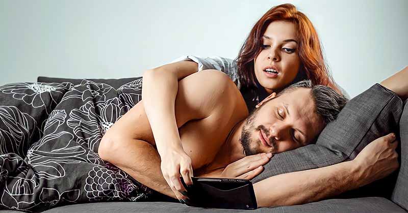 girlfriend going through her boyfriend's phone