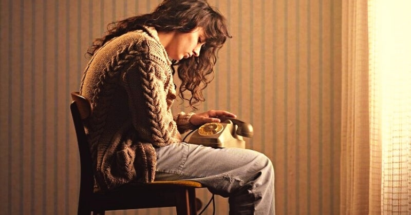 I have nothing to offer in a relationship - sad lonely woman sitting by a phone