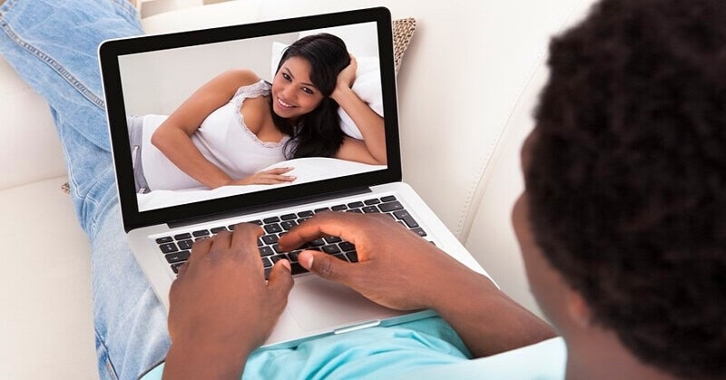 couple in long-distance relationship after meeting online talking over video call