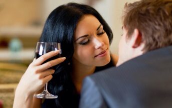 woman going in for a kiss on a date after moving on quickly from her last relationship