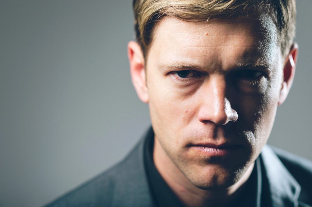 11 Signs Someone Will Stab You In The Back And Not Think Twice